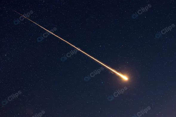 Bright Meteor Streaking Through Starry Night Sky – Celestial Phenomenon