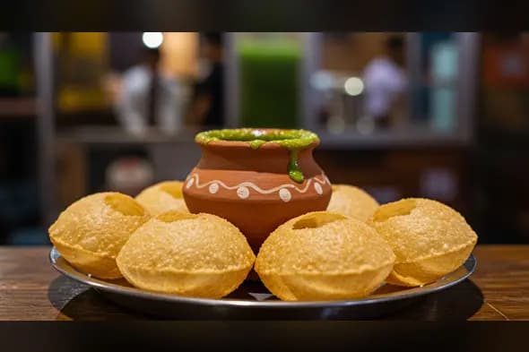 Authentic Indian Pani Puri Street Food with Clay Pot | Golgappa Thali | AIClips